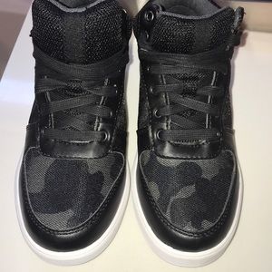 BOYS- new without tags high top SZ 2